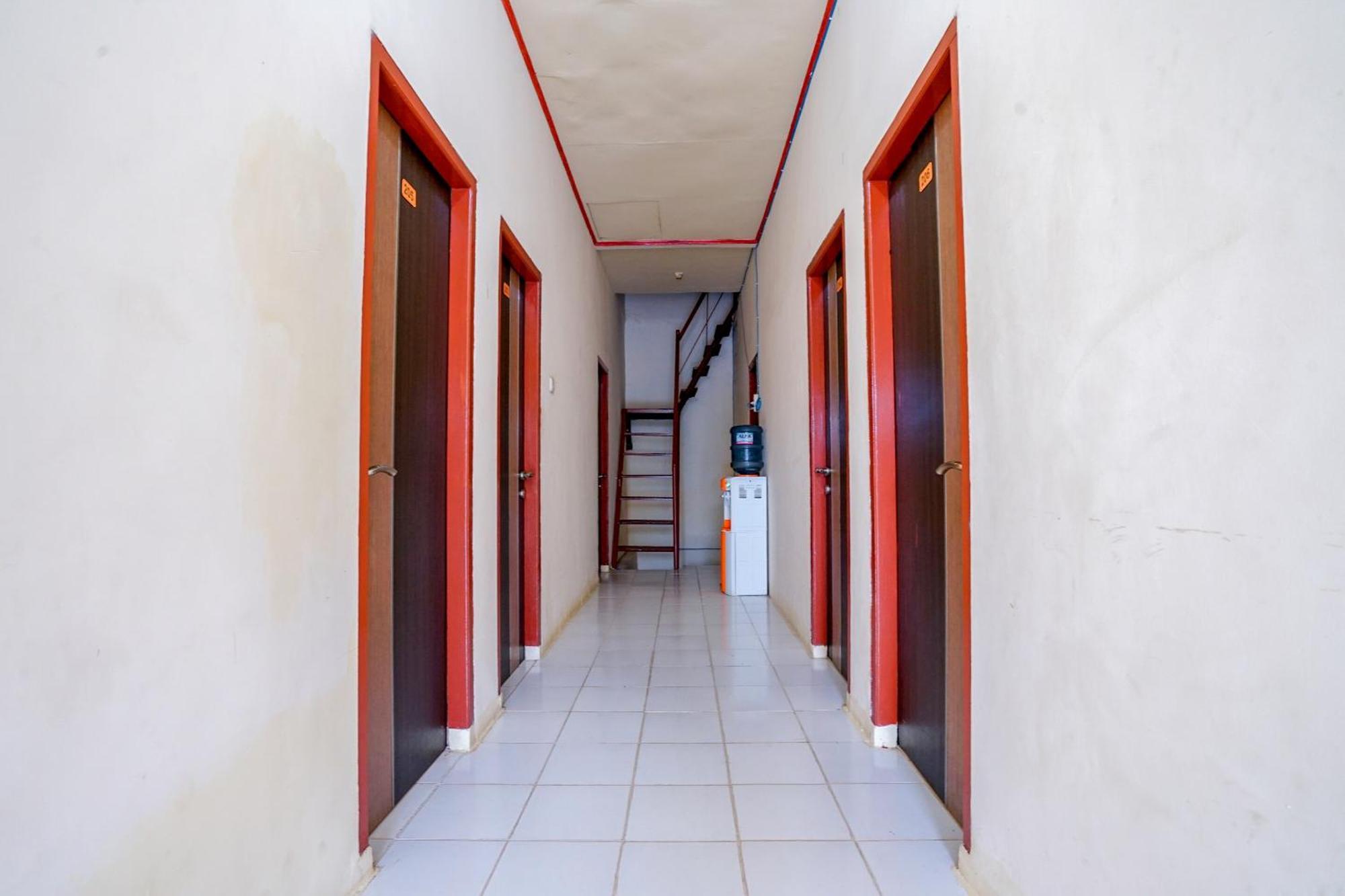 Oyo Life 2502 Syariah Triantama Kost Otel Palembang Dış mekan fotoğraf