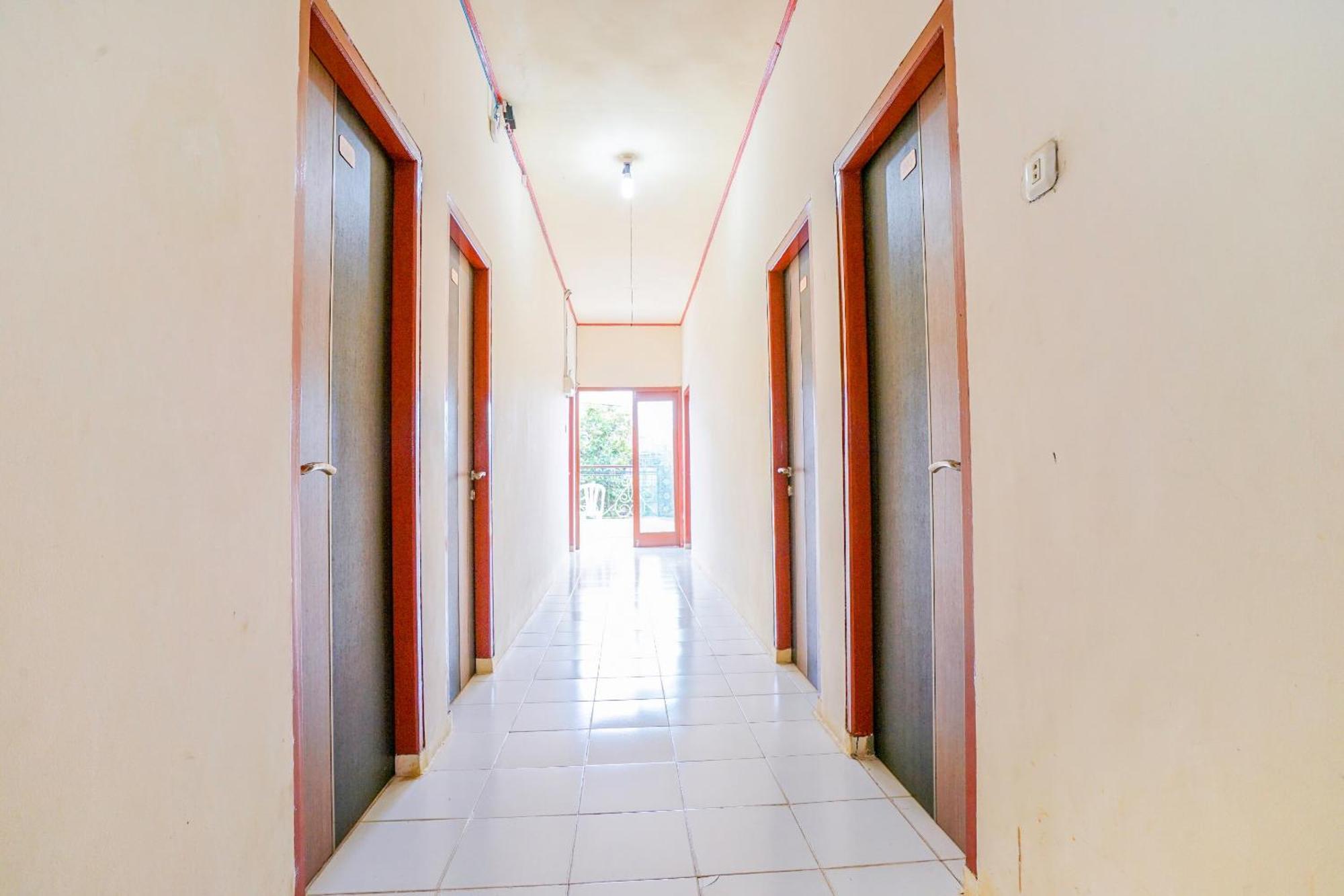 Oyo Life 2502 Syariah Triantama Kost Otel Palembang Dış mekan fotoğraf