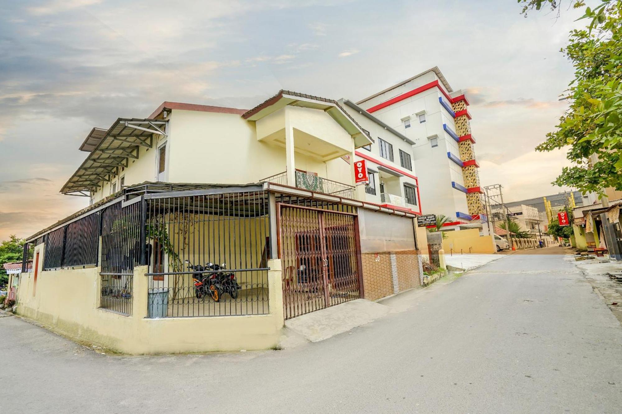 Oyo Life 2502 Syariah Triantama Kost Otel Palembang Dış mekan fotoğraf